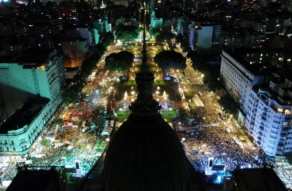 Noche de vigilia en el Congreso. Pañuelos verdes y celestes, esperando por la decisión de los diputados. /Clarín.