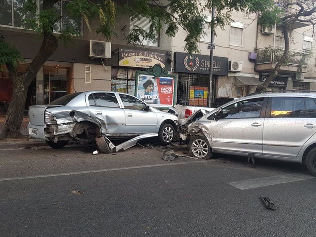 El conductor del Volkswagen Suran pudo salir de su vehículo por sus propios medios, aunque pronto fue asistido por una ambulancia del SAME. Twitter @TransitoTwiit