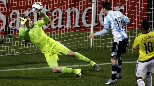 Increíble. La fenomenal tapada del colombiano Ospina le “robó” un gol a Messi. (Foto: AP)