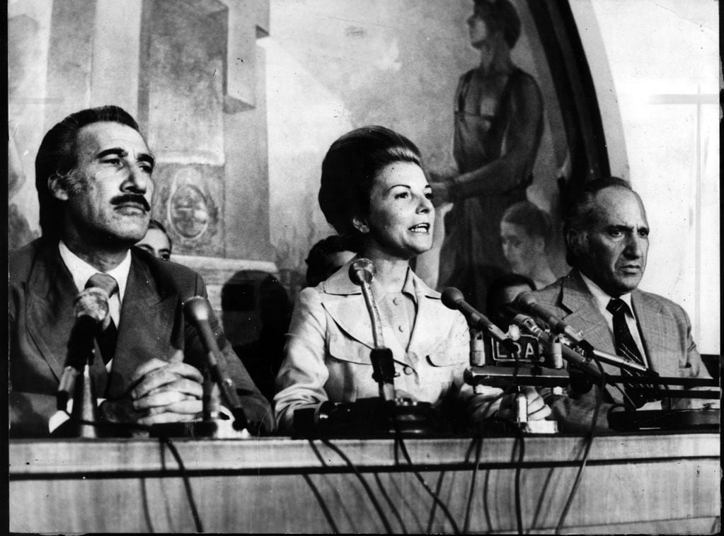 Isabel Perón, ya en ejercicio de su presidencia, habla con la prensa.