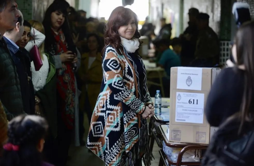 Votó Cristina Kirchner y por la tarde volará a Buenos Aires para esperar el resultado de las elecciones (Foto: Clarín)