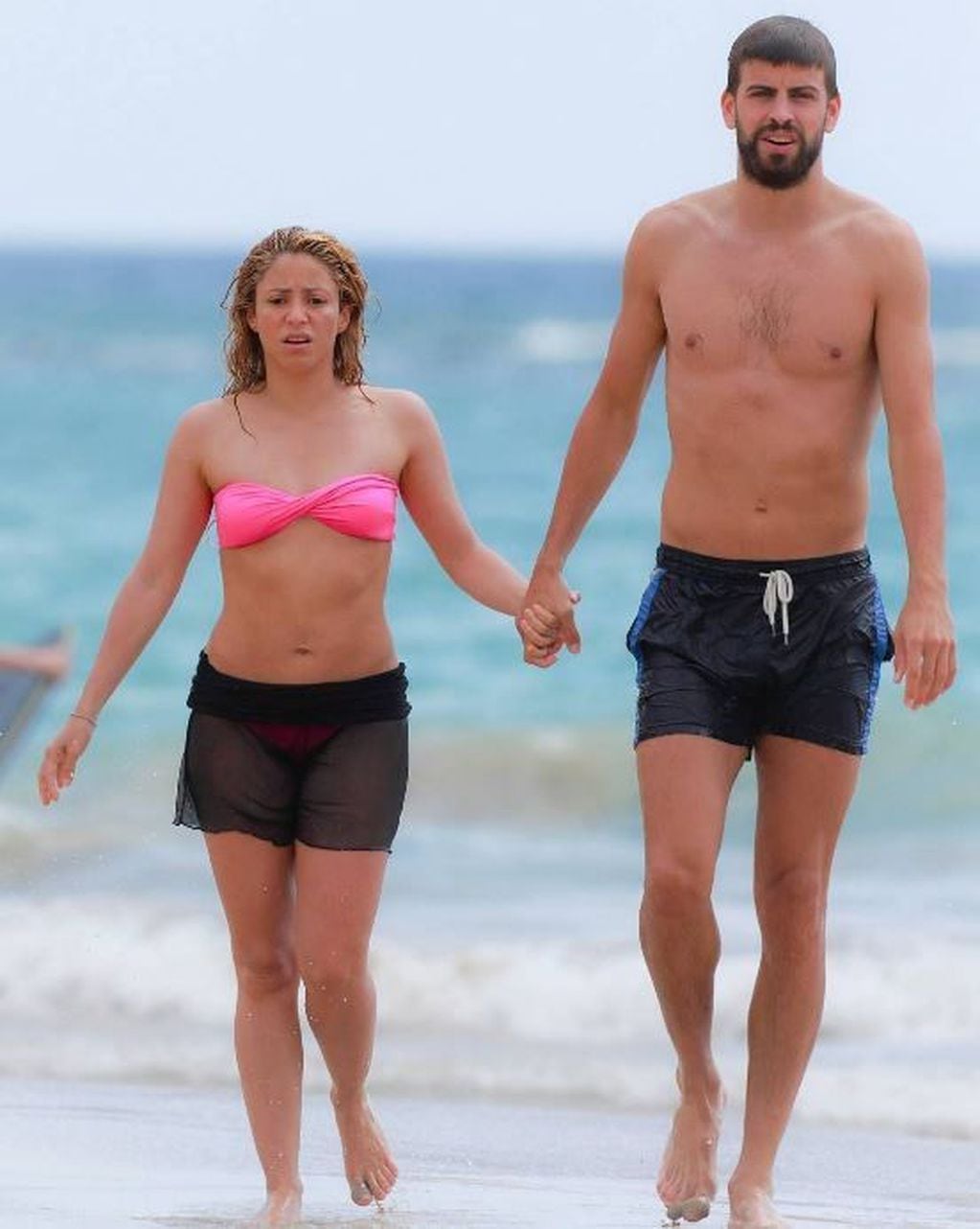 Los paparazzi encontraron a Shakira y Piqué en la playa