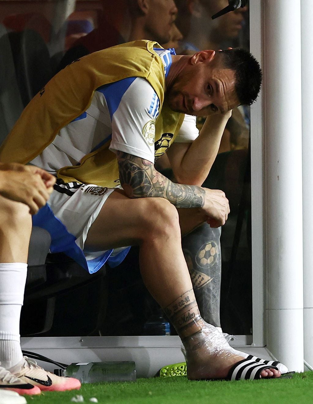 Messi no pudo ocultar su tristeza después de la lesión.