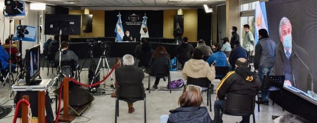 El gobernador Morales se sometió a las preguntas de los periodistas locales por espacio de casi dos horas