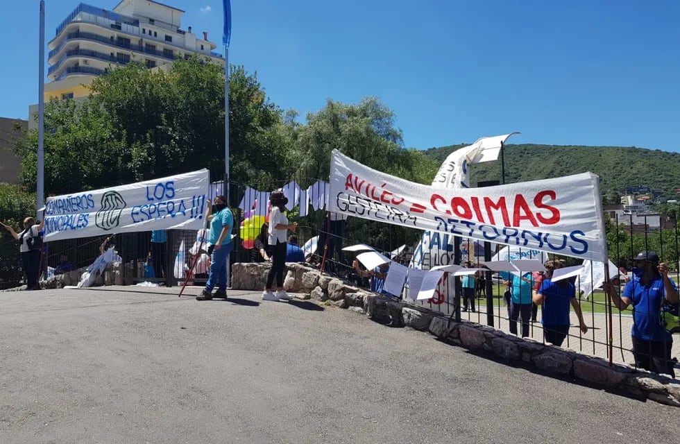 Manifestantes pertenecientes a la Cooperativa Integral, este viernes frente al ingreso a la Municipalidad. (Foto: VíaCarlosPaz).