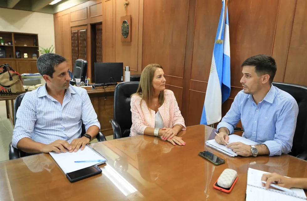 Viotti se reunió con la secretaria de Turismo de la Provincia, Marcela Aeberhard, y el secretario de Infraestructura Productiva de la Provincia, Mauricio Basso.