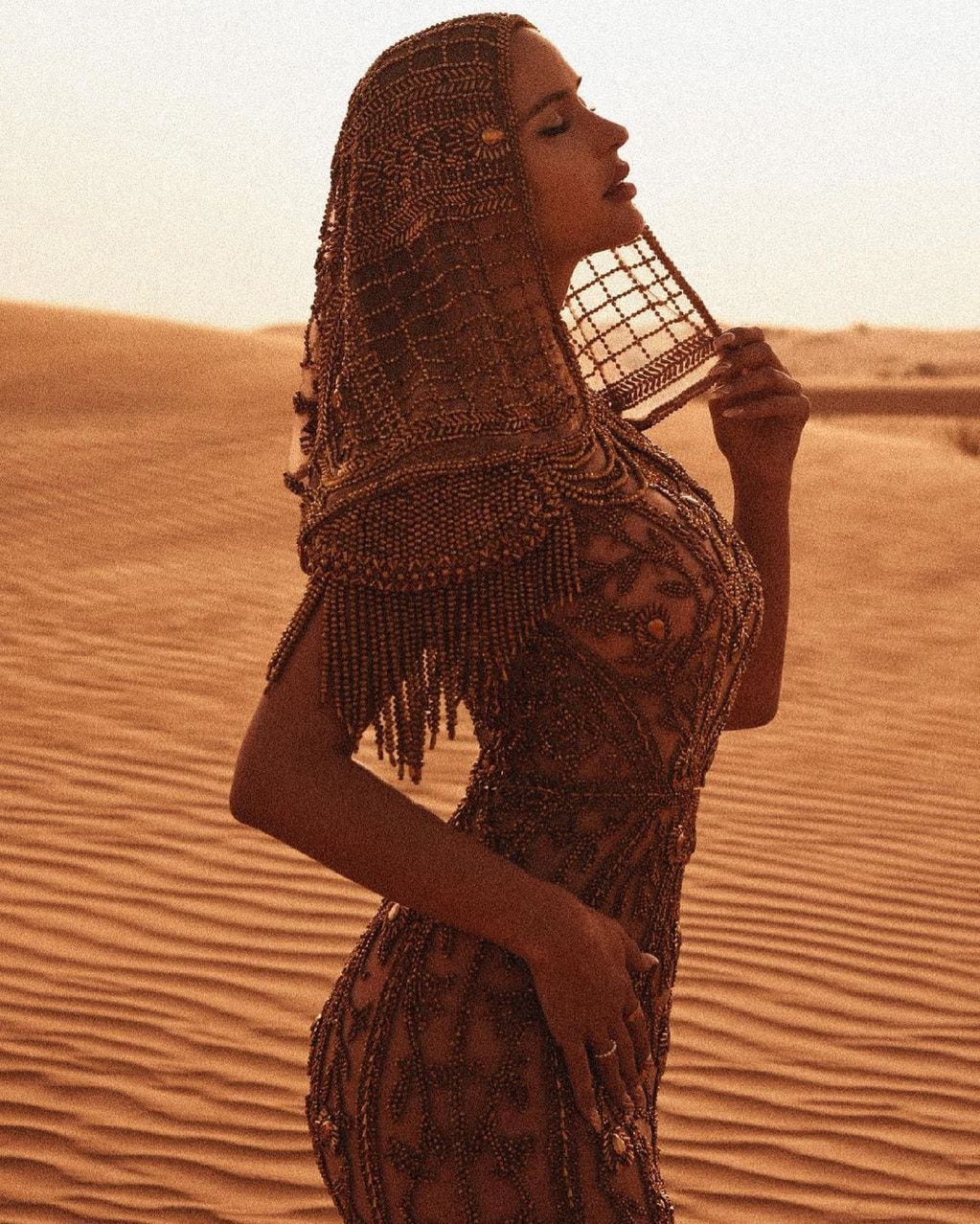 Natalia Barulich, la ex de Maluma, posó con un exótico vestido de transparencias al estilo Cleopatra