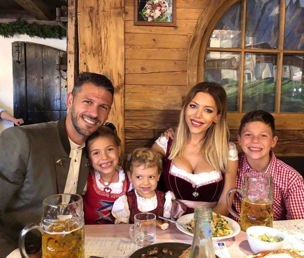 Evangelina Anderson junto a Martín Demichelis y sus tres hijos, Martín Bastián, Lola y Emma (Foto: Instagram/ evangelinaanderson)