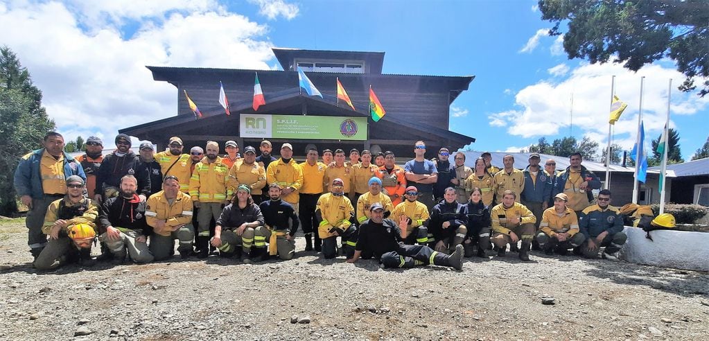 Los combatientes de SPLIF Bariloche, Córdoba, Bolivia, México, Chile y España saliendo rumbo al incendio Río Ternero