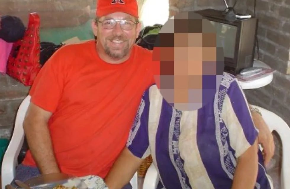 El carpintero en una foto familiar, Juan Carlos Moya tenía 61 años y vivía con su esposa y un hijo.
