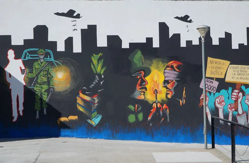 En Caleta Olivia se inauguró un mural alusivo y se plantó un aromo en el marco de la iniciativa "Plantemos memoria".