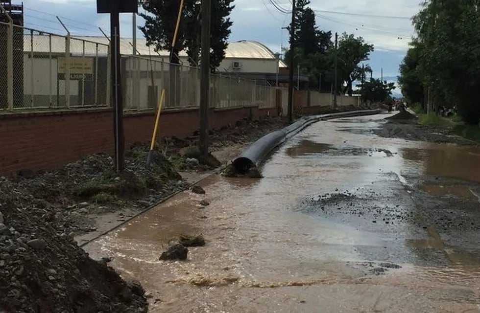 La última tormenta tapó las excavaciones de la obra de agua en Rosario de Lerma.