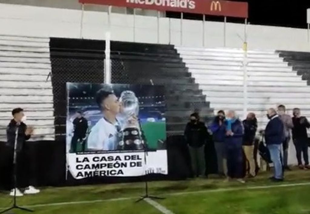 Lautaro Martínez fue homenajeado en el estadio de Liniers, el club que lo vio nacer.