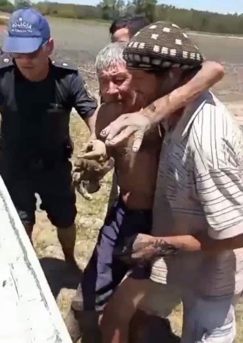 La policía de Corrientes rescató a un anciano que quedó atrapado en el barro.