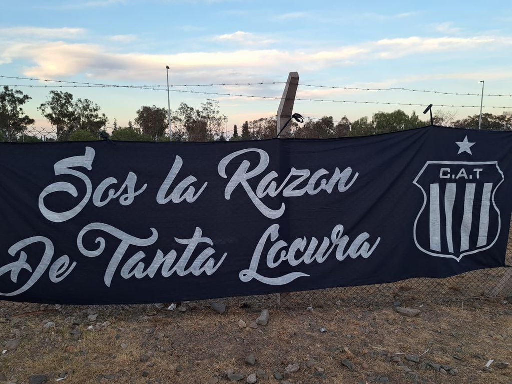 Hinchas de Talleres en las cercanías del estadio Malvinas Argentinas de Mendoza, en la previa del partido entre Talleres y River por la Copa Argentina. (La Voz)