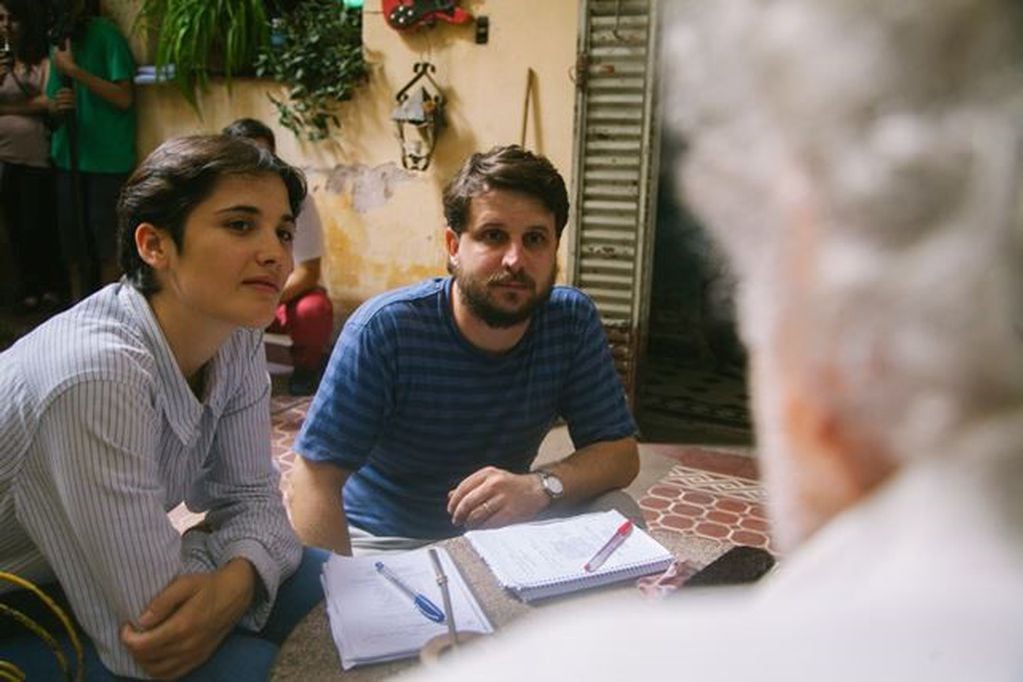 El director cordobés Rodrigo Fernández, junto a la actriz Florencia Torrente, durante el rodaje del film para el que Lerner compuso el tema que cantó en el cementerio de Darwin.