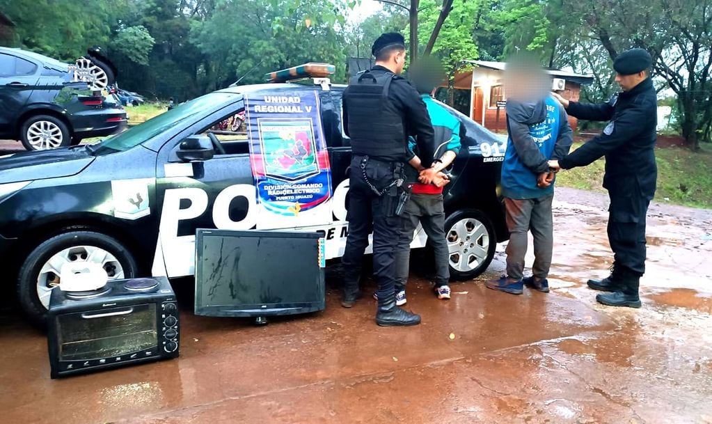 Detienen a dos individuos y recuperan objetos robados en Puerto Iguazú.