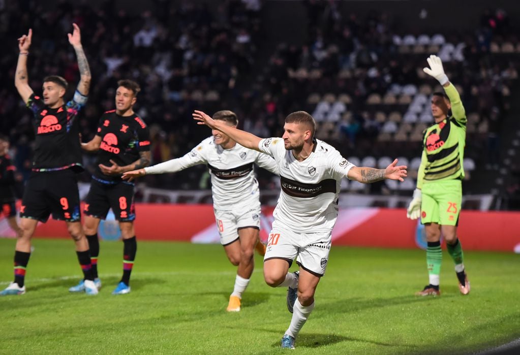 Nicolás Servetto anotó el 1 a 0 a los tres minutos de partido. 