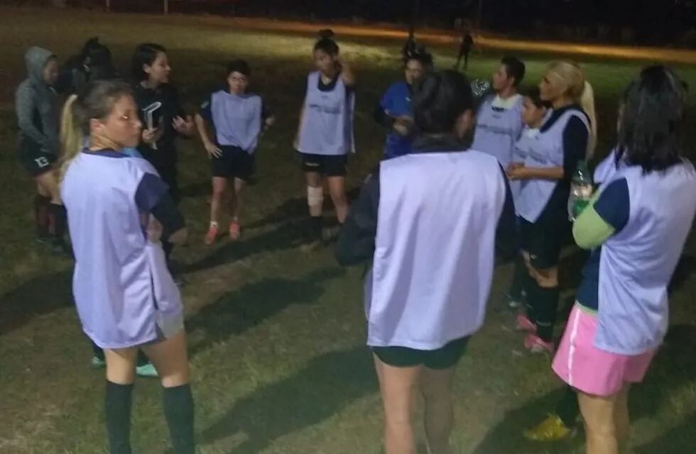 Selección Posadeña de Fútbol Femenino en plena charla técnica. (Gentileza Antonela Cancelarich)