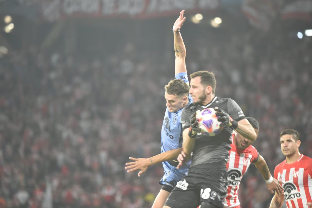 Pablo Vegetti, el capitán y goleador de Belgrano, tuvo la única jugada clara de gol en el primer tiempo ante Instituto y tapó Roffo. (Javier Ferreyra / La Voz)