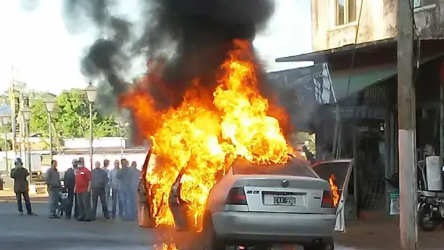 Se incendió un automóvil en plena calle de Jardín América