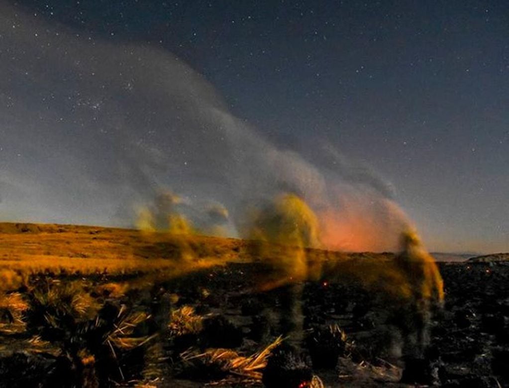 Brigada forestal “Defensa Verde” en plena noche para sofocar el incendio de la Quebrada del Condorito . Foto: Charly Soto