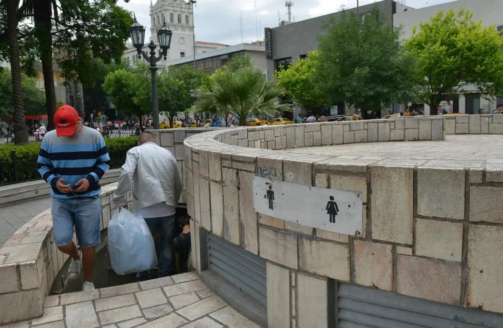 Los sanitarios de la plaza San Martín son los más usados de la ciudad. (Foto: archivo/Raimundo Viñuelas)