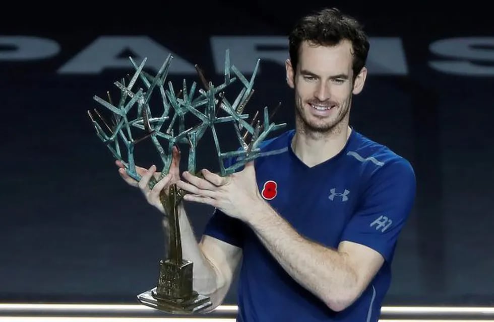 ISL392. Paris (France), 06/11/2016.- Andy Murray of Britain celebrates his victory with the trophy after winning the final match against John Isner of the US at the BNP Paribas 2016 Masters tennis tournament in Paris, France, 06 November 2016. (Tenis, Francia) EFE/EPA/IAN LANGSDON