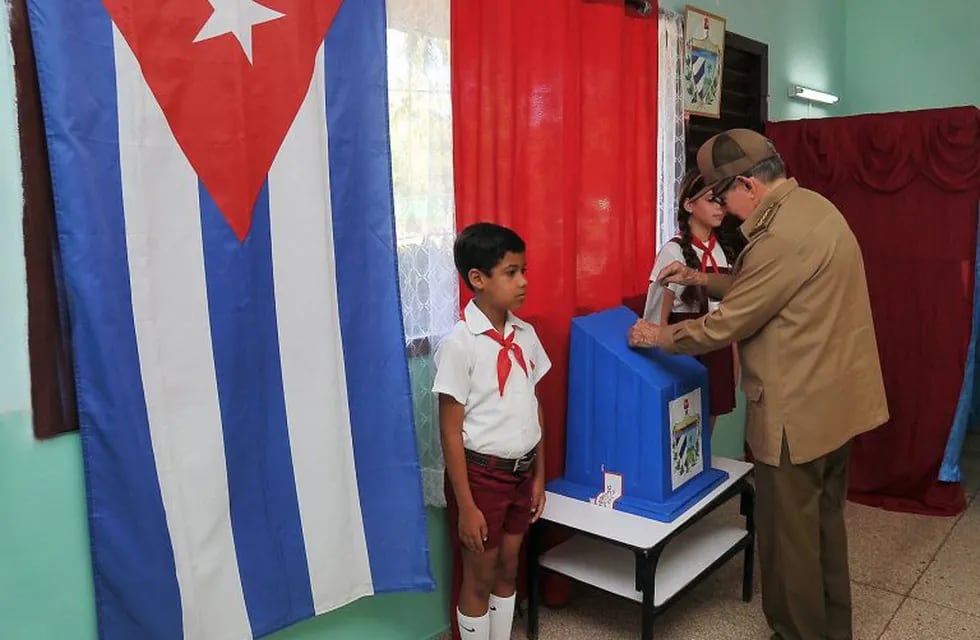 Presidente Raúl Castro en la votación por el referendum de la nueva Constitución