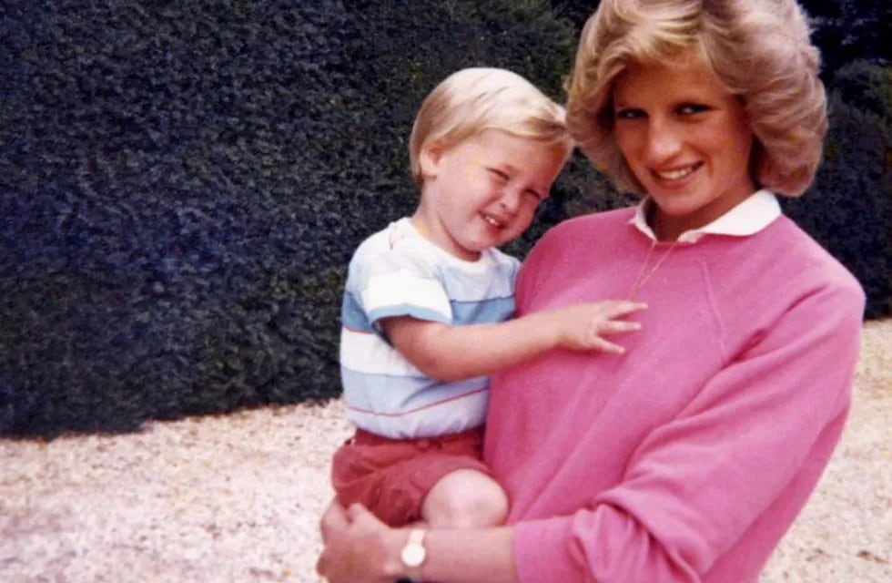 Lady Di London (United Kingdom), 23/07/2017.- An undated handout photo made available on 23 July 2017 by Kensington Palace shows a picture from the personal photo album of the late Diana, Princess of Wales, depicting the Princess holding Prince William whilst pregnant with Prince Harry and is featured in the new documentary 'Diana, Our Mother: Her Life and Legacy'. \r\n\r\nNO USE AFTER MONDAY JULY 31, 2017. NEWS EDITORIAL USE ONLY. NO USE ON THE FRONT COVERS OF ANY UK OR INTERNATIONAL MAGAZINES. NO COMMERCIAL USE (INCLUDING ANY USE IN MERCHANDISING, ADVERTISING OR ANY OTHER NON-EDITORIAL USE INCLUDING, FOR EXAMPLE, CALENDARS , BOOKS AND SUPPLEMENTS). THIS PHOTOGRAPH (WHOSE COPYRIGHT IS VESTED IN THE DUKE OF CAMBRIDGE AND PRINCE HARRY) IS PROVIDED TO YOU ON CONDITION THAT YOU WILL MAKE NO CHARGE FOR THE SUPPLY, RELEASE OR PUBLICATION OF IT AND THAT THESE CONDITIONS AND RESTRICTIONS WILL APPLY (AND THAT YOU WILL PASS THESE ON) TO ANY ORGANISATION TO WHOM YOU SUPPLY IT. ALL OTHER REQUESTS FOR USE SHOUL  diana de inglaterra lady di princesa de gales hijos