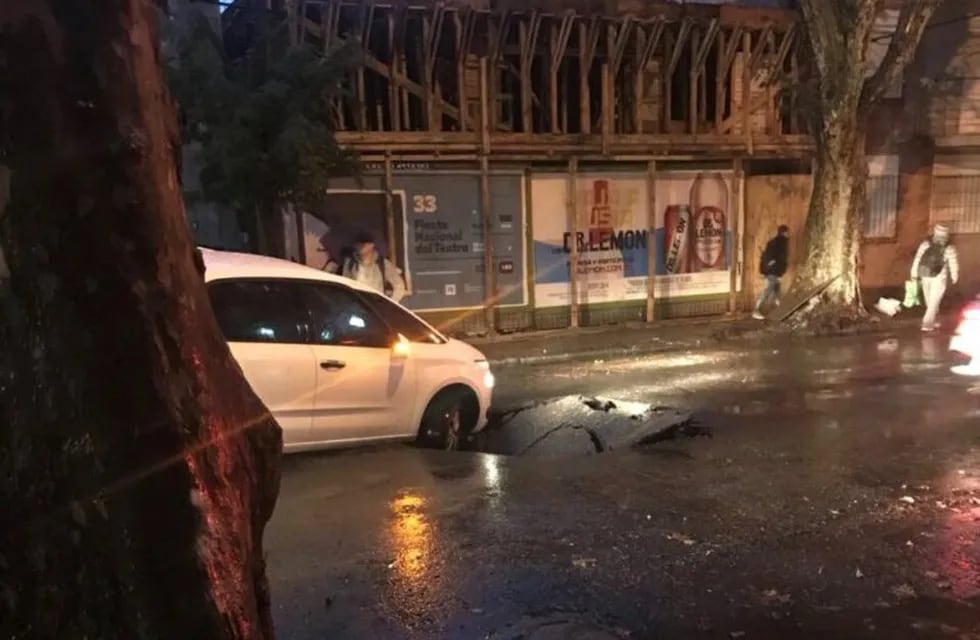 Un auto cayó a un pozo sobre Callao entre Salta y Jujuy en plena tormenta tras el fin de semana largo. (@eriameba)