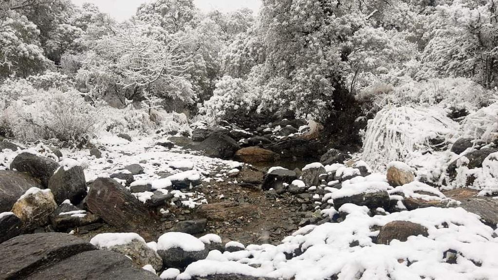 Invierno se despide con una sorpresiva nevada en la Villa de Merlo en San Luis