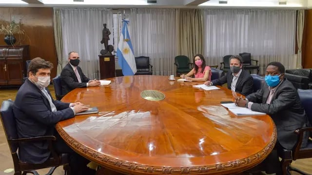 El Ministro de Economía, Martin Guzmán, acompañado por el representante argentino ante el FMI, Sergio Chodos, con la delegación del FMI. (Foto: Prensa Economía)