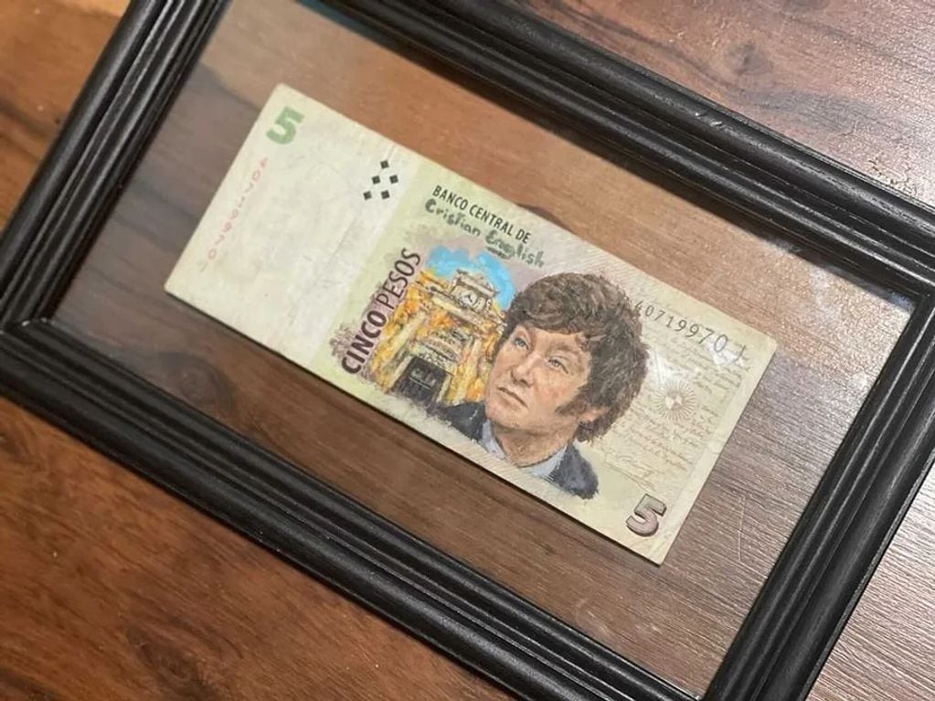 Un comodorense diseñó un billete de Javier Milei y el Banco Central prendido fuego de fondo.