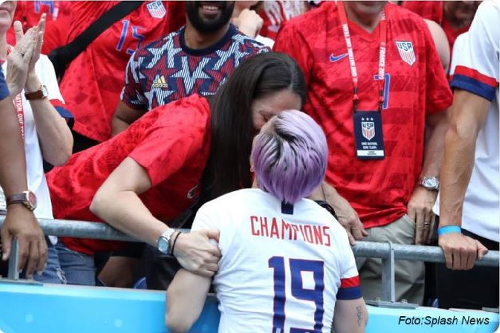 El beso entre Bird y Rapinoe tras la consagración de Estados Unidos en el mundial femenino.