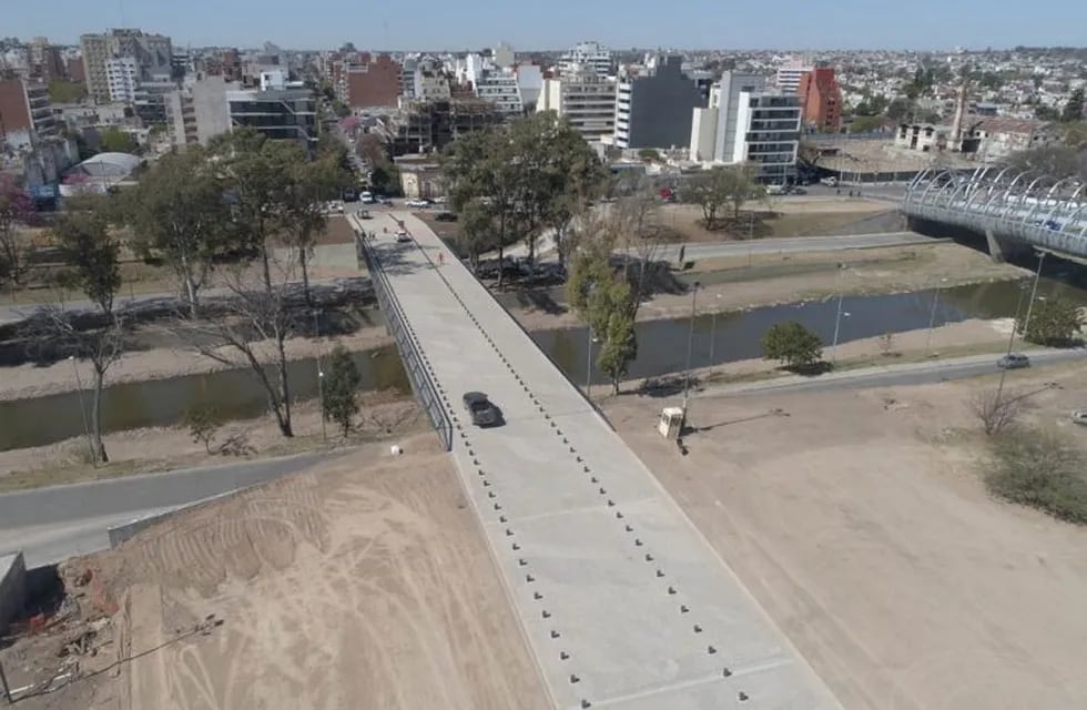 El puente sobre la calle 25 de Mayo fue inaugurado este lunes por Juan Schiarretti. (Prensa Gobierno)