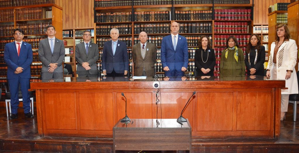 El presidente de la Suprema Corte de Justicia, Ekel Meyer (al centro), flanqueado por los vocales del cuerpo y el procurador general del MPA y la defensora general del MPD.