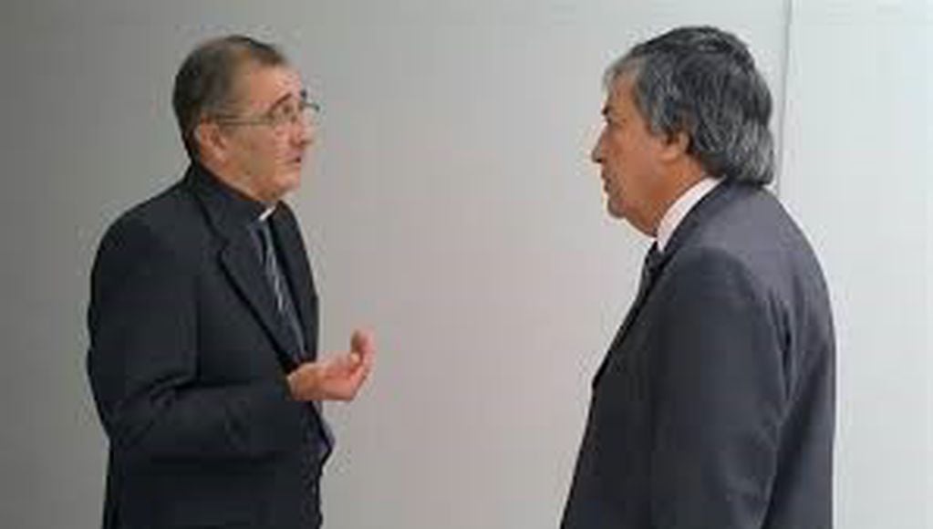 El obispo Juan Rubén Martínez con el fiscal Juan Martínez de Reconquista. Fue en 2016, cuando el ahora condenado cura Monzón fue procesado. El fiscal denunció al obispo de Posadas. (Noticias del Norte)