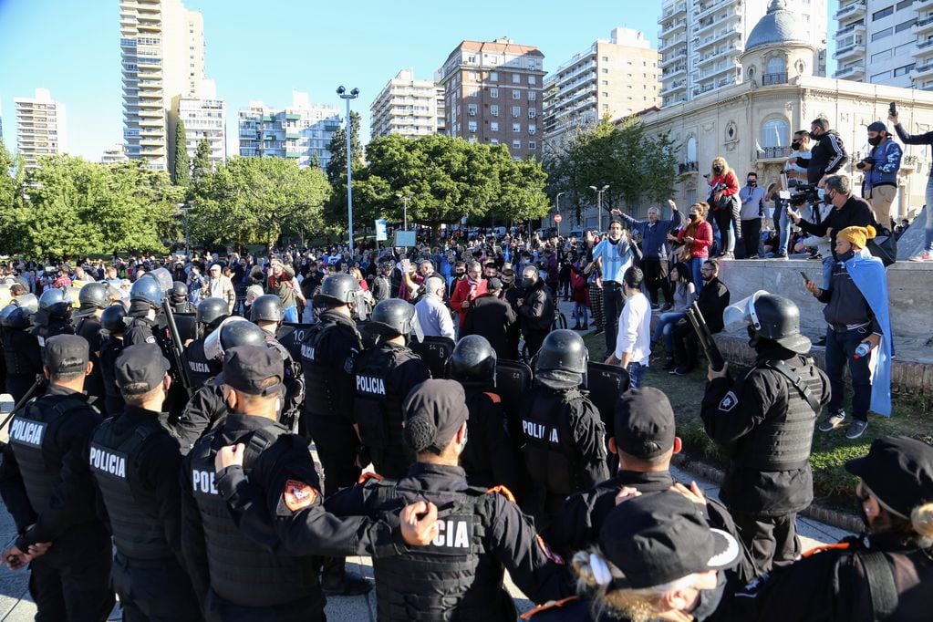 Los anti cuarentenas se juntaron este mediodia en el Monumento a la Bandera y fueron dispersados por la Policia de Rosario.
Foto: Clarin
