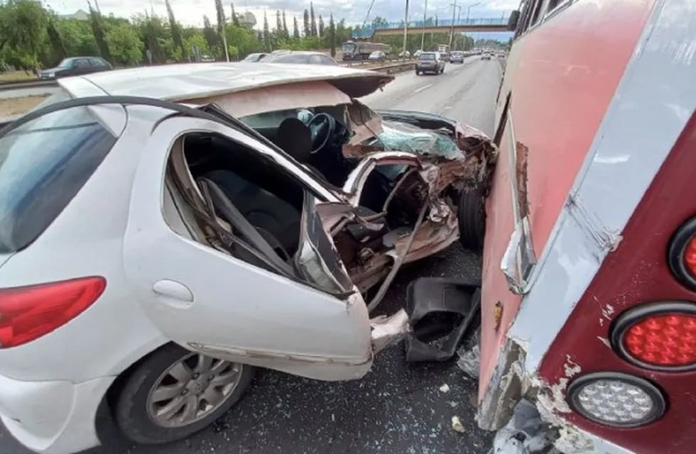 Tremendo accidente en el Acceso Este que dejó un vehículo completamente destruido.