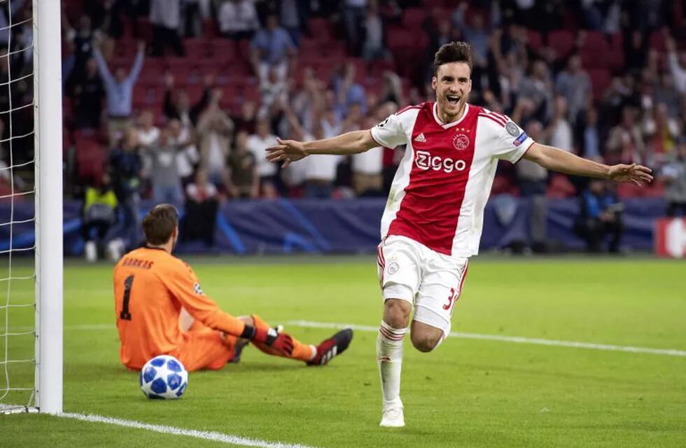 Nicolás Tagliafico metió dos golazos en el debut del Ajax en la Champions. Foto: AFP.