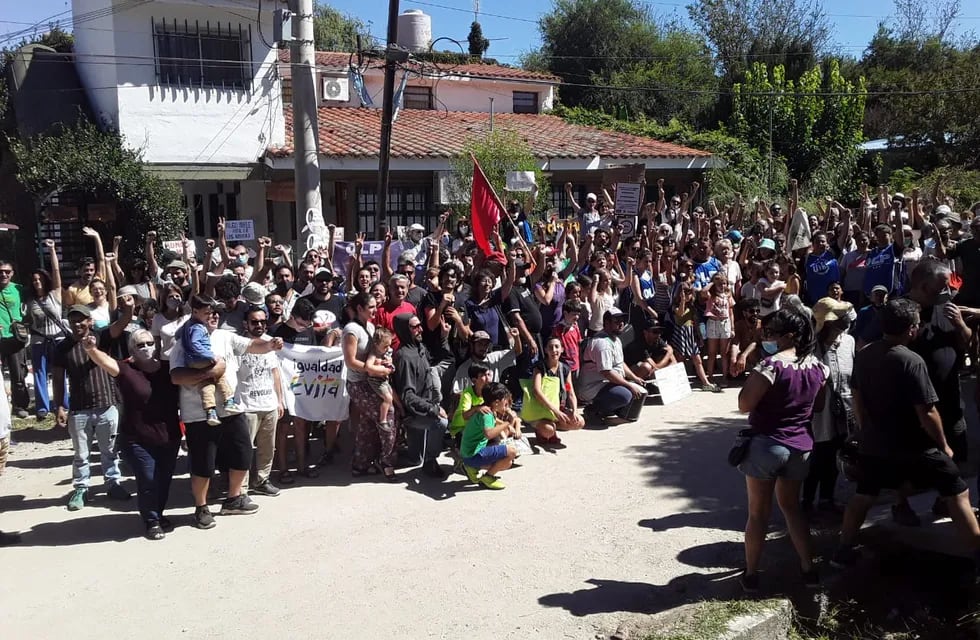 Un grupo de vecinos marcharon hasta las puertas de la comuna para pedir la renuncia de la jefa comunal