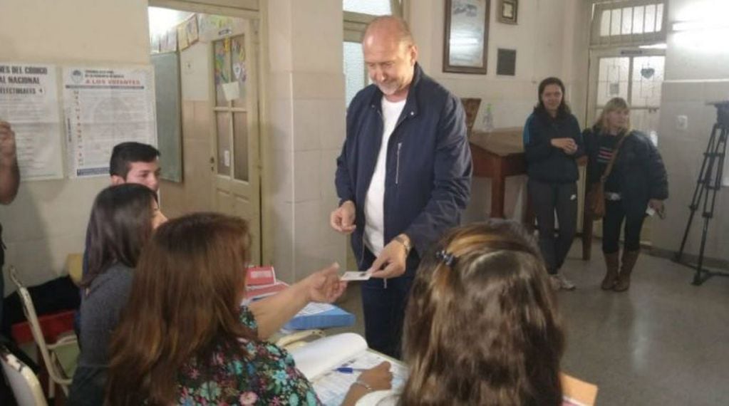 Omar Perotti votó en Rafaela a media mañana. (Prensa Perotti)