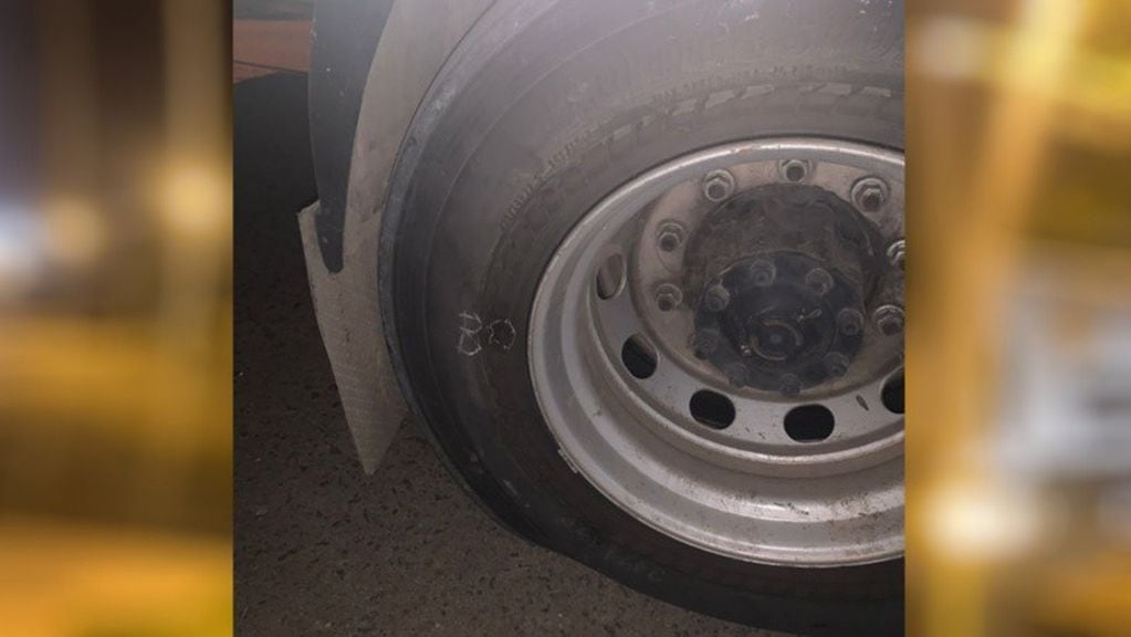 Los balazos impactaron contra un neumático