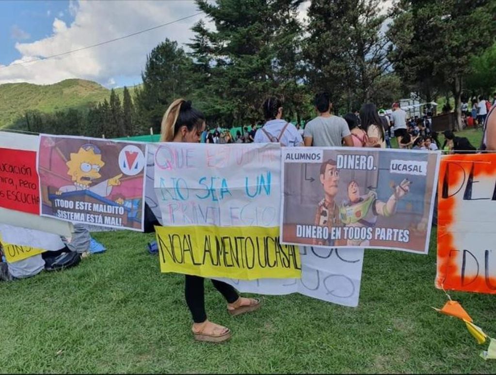 Postales de la protesta por el aumento de aranceles en la UCASAL. (Redes Sociales)