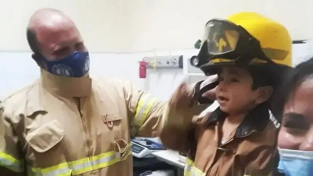 Los bomberos voluntario de Salto de las Rosas con Alan