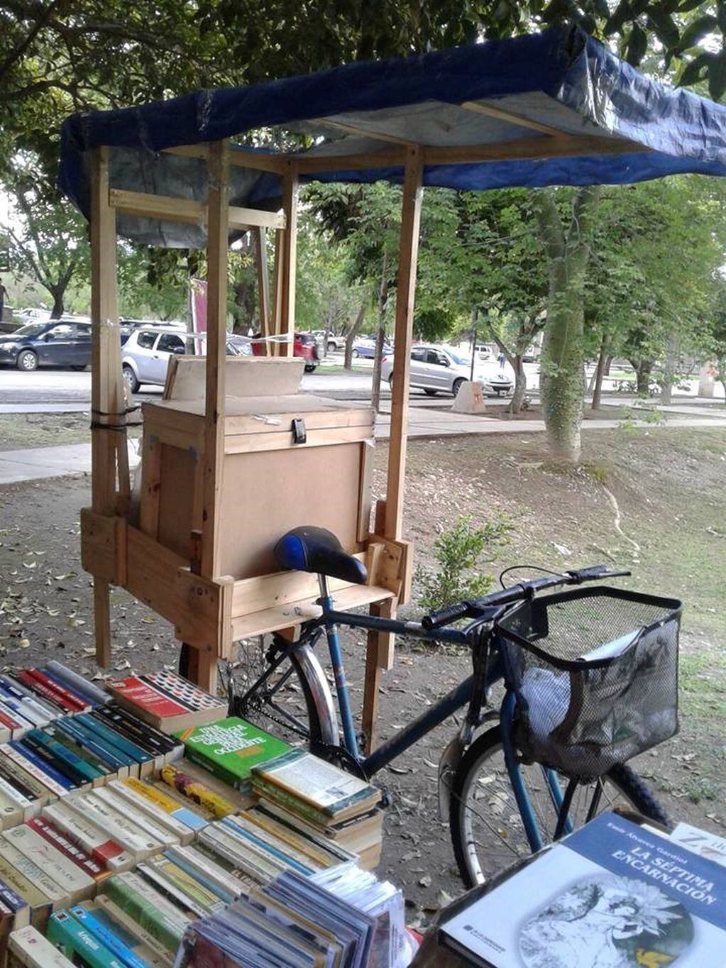 La Bici-Biblioteca o "La Bicicleta con Techo" (Facebook Víctor Hugo Butrón)