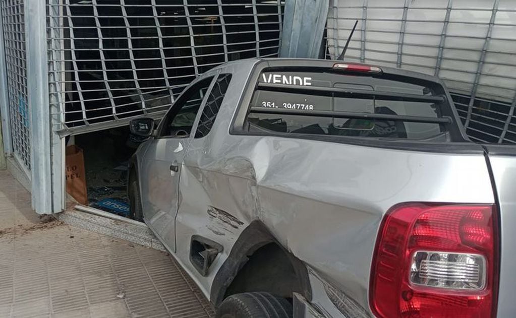 Una camioneta chocó contra las oficinas centrales del centro de Córdoba.