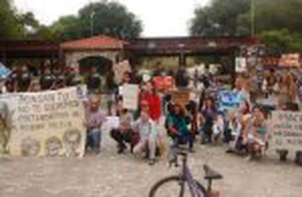Protesta de 30 vecinos en Alta Gracia, donde se aloja Macri.
