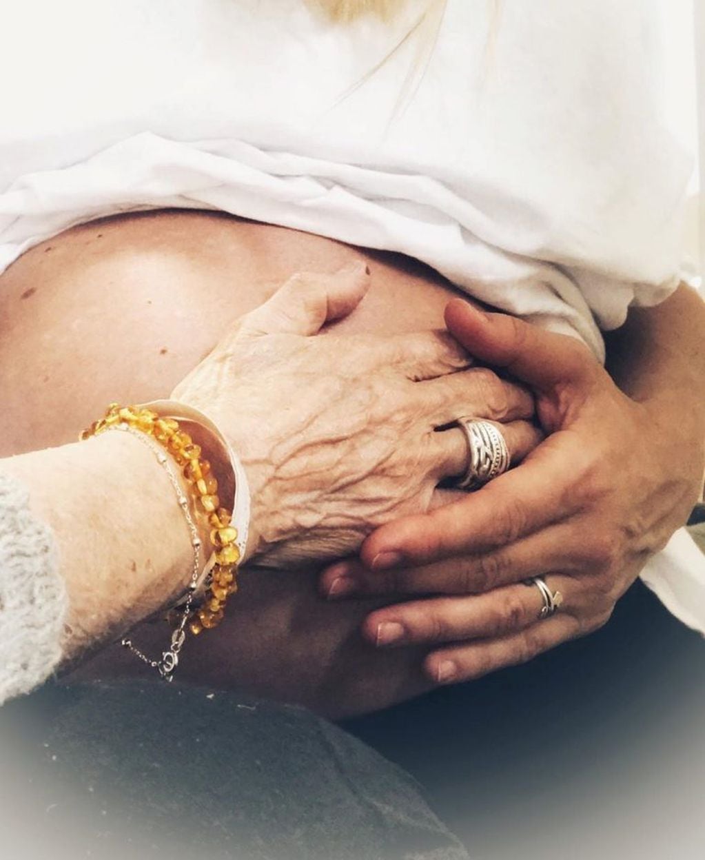 La mamá de Eugenia Tobal posa su mano sobre la panza de la actriz, que ya está entrando en el octavo mes de embarazo (Foto: Instagram/@eugeniatobal)